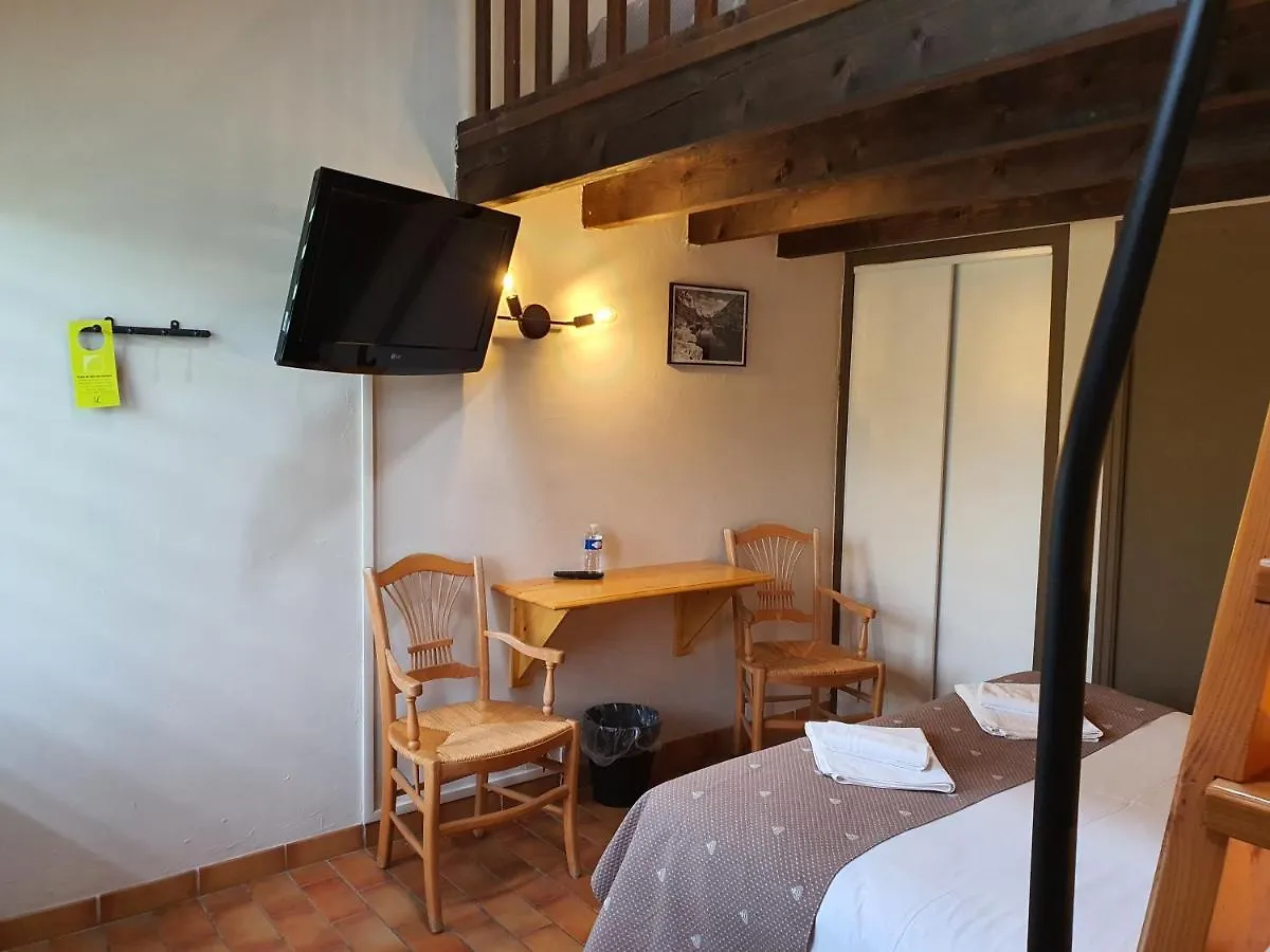 Hotel L'Escarbille à Saint-Martin-dʼArdèche 3*,